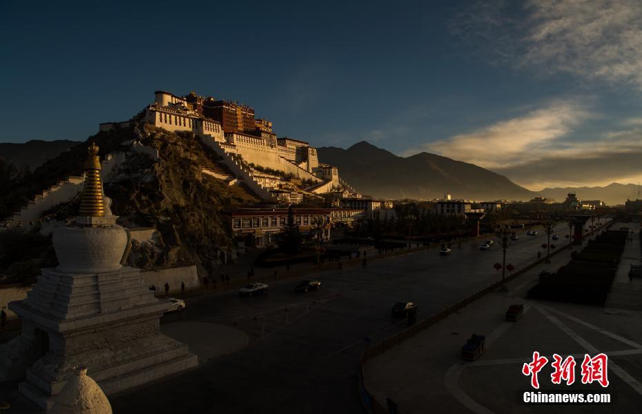 西藏布达拉宫迎新年第一缕阳光