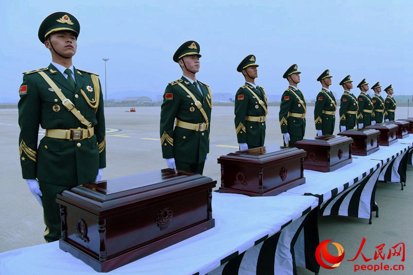 中国人民志愿军烈士遗骸棺椁。夏雪摄