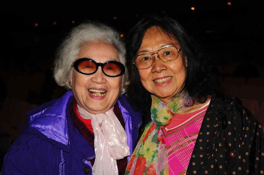 G1.3.9.1-71(26)红线女（左）与首届广东文艺终身成就奖获得者姚璇秋合影_副本.jpg