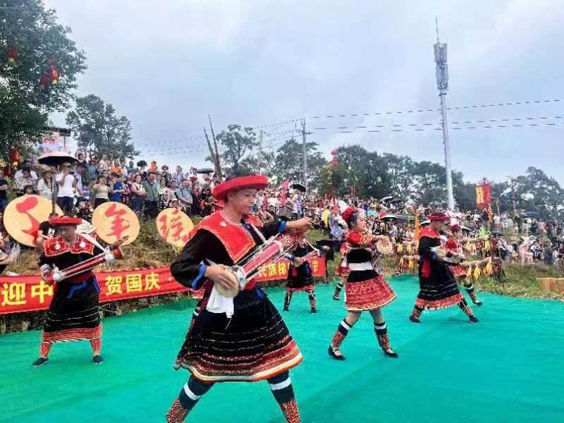 用非遗快闪和民族梯田音乐节唱响清远千年瑶寨