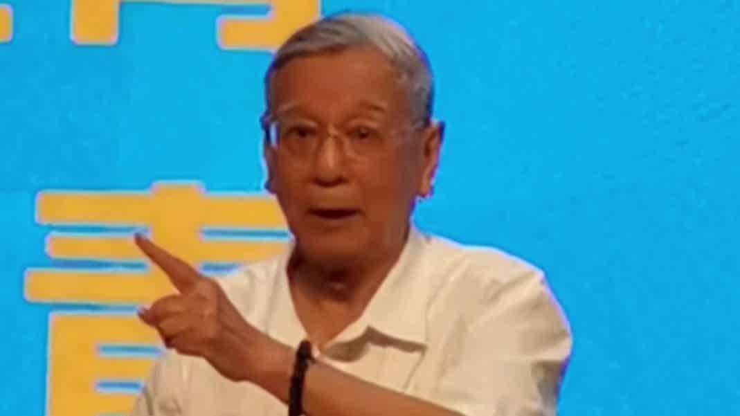  视频 | 年纪最大的“舞狮者”！中大92岁黄天骥教授表演舞狮“采水青”